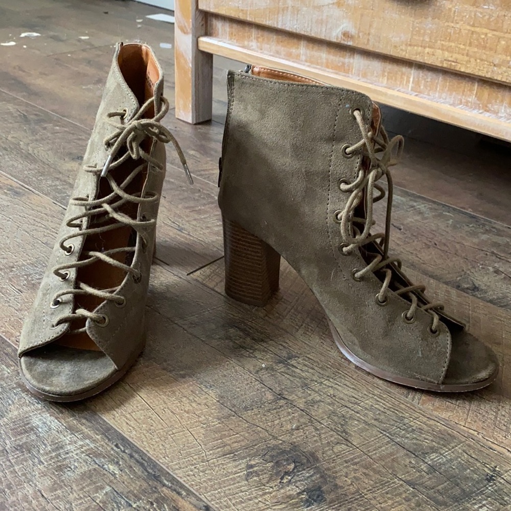 Lace up open toe heal with zipper in back. Olive color